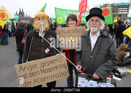 Energiewirtschaft in Deutschland. 26.03.2011, EU, DEU, Deutschland, Nordrhein Westfalen, Koeln: gegen dimostrativo Atomenergie bzw. Die Atompolitik nach der Nuklearkatastrophe a Fukushima in Giappone. UE, DEU, Germania, Renania settentrionale-Vestfalia, Colonia: Dimostrazione contro l'energia nucleare e la politica nucleare dopo il disastro nucleare di Fukushima, Giappone. Foto Stock