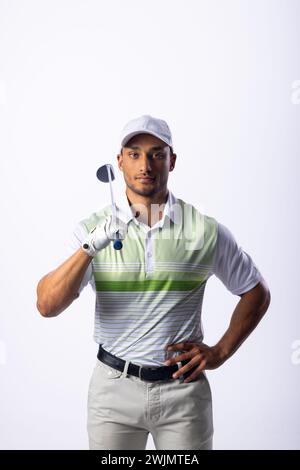 Giovane uomo birazziale posa con fiducia con un golf club Foto Stock