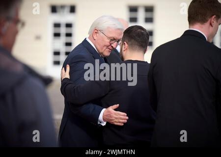 Berlino, Germania. 16 febbraio 2024. Il presidente ucraino Volodymyr Zelenskyy, a destra, è accolto dal presidente tedesco Frank-Walter Steinmeier, a sinistra, all'arrivo per colloqui al castello di Bellevue, 16 febbraio 2024 a Berlino, Ucraina. Credito: Pool Photo/Ufficio Stampa Presidenziale ucraino/Alamy Live News Foto Stock
