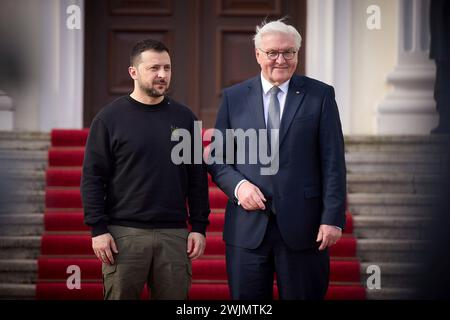 Berlino, Germania. 16 febbraio 2024. Il presidente ucraino Volodymyr Zelenskyy, a sinistra, è accolto dal presidente tedesco Frank-Walter Steinmeier, a destra, all'arrivo per colloqui al castello di Bellevue, 16 febbraio 2024 a Berlino, Ucraina. Credito: Pool Photo/Ufficio Stampa Presidenziale ucraino/Alamy Live News Foto Stock
