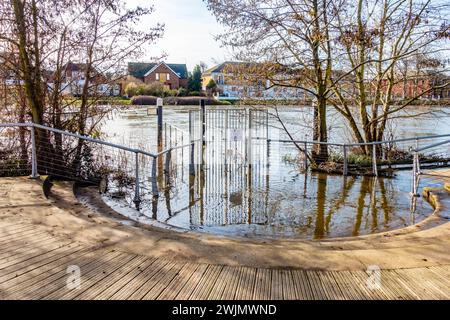 Il Tamigi è alto a Staines-upon-Tamigi e sta invadendo i gradini che conducono al fiume. Foto Stock