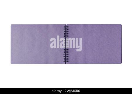 Blocco note aperto con rilegatura a spirale con due fogli viola, isolati su sfondo bianco. Vista superiore, spazio di copia per testo, modello, mockup Foto Stock