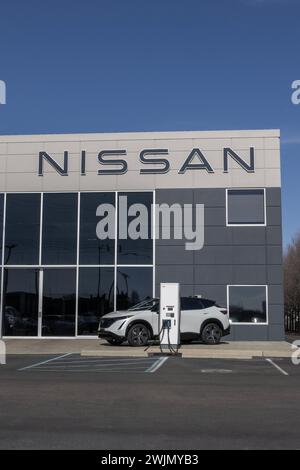 Indianapolis - 11 febbraio 2024: Mostra Nissan Ariya presso una concessionaria. Nissan offre l'Ariya come nuovo SUV crossover elettrico. IL MIO: 2023 Foto Stock