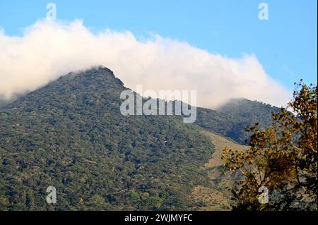 Volcán MIRAVALLES, PROVINCIA DI ALUAJUELA, COSTA RICA: Vedute naturali di Volcán Miravalles, un vulcano attivo nella provincia di Aluajuela, Costa Rica. Foto Stock