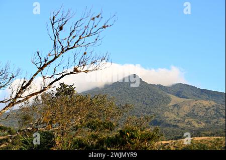 Volcán MIRAVALLES, PROVINCIA DI ALUAJUELA, COSTA RICA: Vedute naturali di Volcán Miravalles, un vulcano attivo nella provincia di Aluajuela, Costa Rica. Foto Stock
