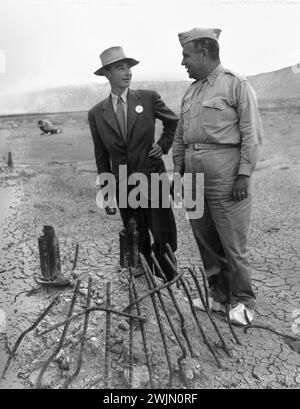 J. Robert Oppenheimer e il generale Leslie Groves nel sito Ground zero del test Trinity dopo il bombardamento di Hiroshima e Nagasaki, New Mexico 1945. Foto Stock