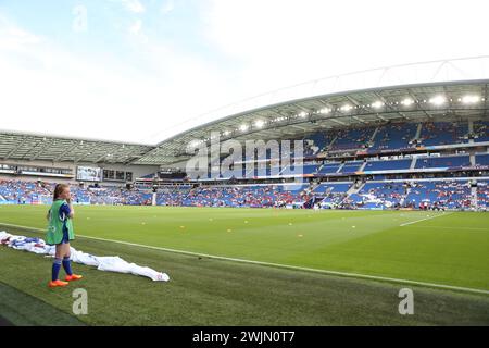 Ballgirl in maglia blu e pettorale verde Inghilterra contro Norvegia UEFA Women Euro Brighton Community Stadium (Amex Stadium) 11 luglio 2022 Foto Stock