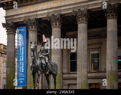 L'esterno a pilastri della Gallery of Modern Art GOMA a Glasgow in Scozia mostra la statua del duca di wellington con un cono stradale sul suo He Foto Stock