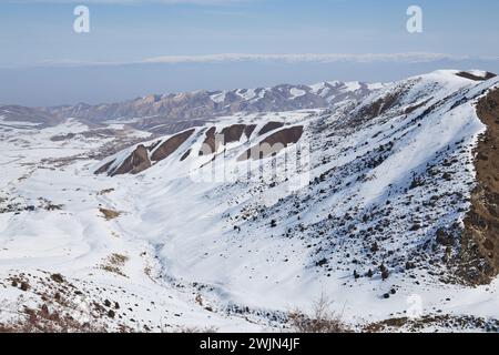 In montagna e tra le colline, Natura invernale paesaggio montano, vista panoramica dalla cima della montagna. Escursioni e viaggi in Kirghizistan Foto Stock