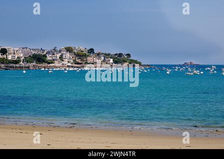 Spiaggia, città e porto di Dinard, comune del dipartimento di Ille-et-Vilaine, Bretagna, Francia nord-occidentale. Foto Stock