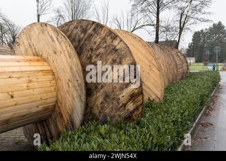 Bobine di legno vuote per avvolgere i cavi elettrici Foto Stock