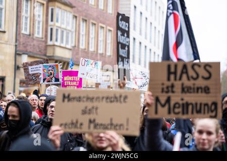 16 febbraio 2024, Renania settentrionale-Vestfalia, Münster: Durante la manifestazione contro l'AfD e l'estremismo di destra a Münster, numerosi manifestanti si trovano di fronte allo storico municipio di Münster. Quasi 30 sindaci della regione di Münsterland protestano contro il ricevimento di Capodanno dell'AfD nello storico municipio, avviato dall'alleanza "Keinen Meter". Foto: Guido Kirchner/dpa Foto Stock