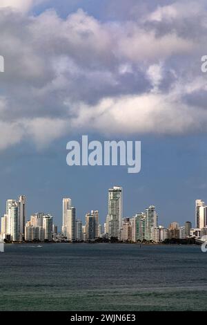 Elevato aumento costiere edifici di appartamenti sulla Costa Caraibica di Cartagena, Colombia Foto Stock