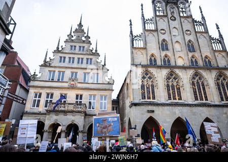 16 febbraio 2024, Renania settentrionale-Vestfalia, Münster: Durante una manifestazione contro l'AfD e l'estremismo di destra, numerosi manifestanti e partecipanti stanno sul Prinzipalmarkt di fronte allo storico municipio di Münster. Quasi 30 sindaci della regione di Münsterland, iniziati dall'alleanza "Keinen Meter", protestano contro il ricevimento dell'AfD nel municipio storico. Foto: Guido Kirchner/dpa Foto Stock