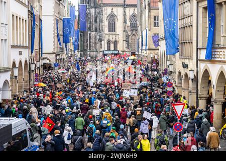 16 febbraio 2024, Renania settentrionale-Vestfalia, Münster: Durante una manifestazione contro l'AfD e l'estremismo di destra, numerosi manifestanti e partecipanti stanno sul Prinzipalmarkt di fronte allo storico municipio di Münster. Quasi 30 sindaci della regione di Münsterland, iniziati dall'alleanza "Keinen Meter", protestano contro il ricevimento dell'AfD nel municipio storico. Foto: Guido Kirchner/dpa Foto Stock