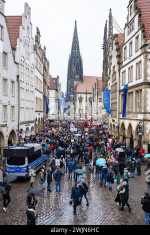 16 febbraio 2024, Renania settentrionale-Vestfalia, Münster: Durante una manifestazione contro l'AfD e l'estremismo di destra, numerosi manifestanti e partecipanti stanno sul Prinzipalmarkt di fronte allo storico municipio di Münster. Quasi 30 sindaci della regione di Münsterland, iniziati dall'alleanza "Keinen Meter", protestano contro il ricevimento dell'AfD nel municipio storico. Foto: Guido Kirchner/dpa Foto Stock