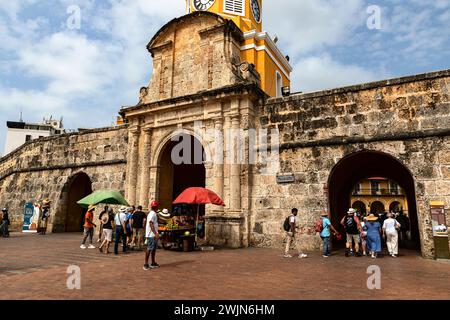 Fontana e Torre dell'Orologio, quartiere della città vecchia murata, città di Cartagena, Stato di Bolivar, Colombia, America centrale Foto Stock
