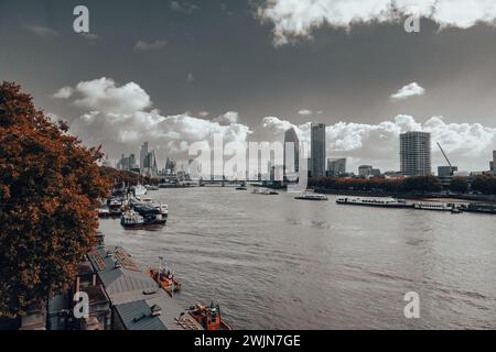 Paesaggio urbano bianco e nero con barche Foto Stock