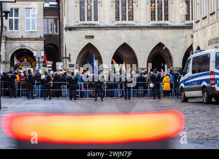 16 febbraio 2024, Renania settentrionale-Vestfalia, Münster: Durante una manifestazione contro l'AfD e l'estremismo di destra, numerosi manifestanti e partecipanti stanno sul Prinzipalmarkt di fronte allo storico municipio di Münster. Quasi 30 sindaci della regione di Münsterland, iniziati dall'alleanza "Keinen Meter", protestano contro il ricevimento dell'AfD nel municipio storico. Foto: Guido Kirchner/dpa Foto Stock