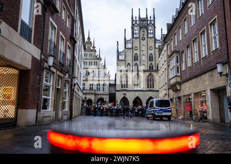 16 febbraio 2024, Renania settentrionale-Vestfalia, Münster: Durante una manifestazione contro l'AfD e l'estremismo di destra, numerosi manifestanti e partecipanti stanno sul Prinzipalmarkt di fronte allo storico municipio di Münster. Quasi 30 sindaci della regione di Münsterland, iniziati dall'alleanza "Keinen Meter", protestano contro il ricevimento dell'AfD nel municipio storico. Foto: Guido Kirchner/dpa Foto Stock