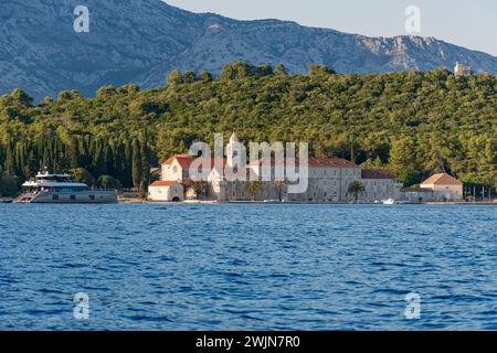 Bellissimo monastero di Badija costruito in pietra, con tetto in argilla rossa, popolare destinazione turistica nell'arcipelago dell'isola di Korcula Foto Stock