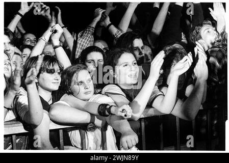 BRITPOP FANS, ANSON ROOMS, BRISTOL, 1996: Britpop Fans up against the Barrier presso l'Anson Rooms dell'Università di Bristol, Inghilterra, Regno Unito, il 20 gennaio 1996. Stanno partecipando al NME Bratbus Tour 1996 che ha visto la partecipazione di Cardigans, Bluetones, Fluffy e Heavy stereo. Foto: Rob Watkins Foto Stock