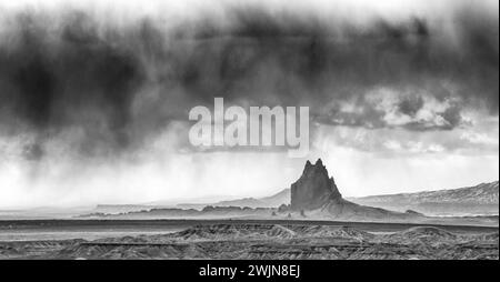 Shiprock è un monolite basalto vulcanico nella riserva Navajo vicino alla città di Shiprock, nel nuovo Messico. Virga è il nome di queste strisce di pioggia Foto Stock