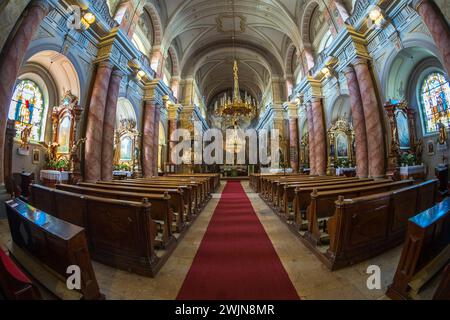 SIBIU, TRANSILVANIA, ROMANIA - 8 LUGLIO 2020: Interno della Chiesa gesuita o Chiesa della Santissima Trinità, una chiesa cattolica romana costruita nel grande Squ Foto Stock