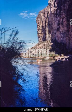 Rafting sul fiume Rio grande nel canyon di Santa Elena nel Big Bend National Park con il Messico dall'altra parte del fiume. Foto Stock