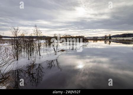 Mjölby, Svezia. 16 febbraio 2024. Aree inondate a Svartån, Hulterstad, appena a sud di Mjölby, Svezia, durante il venerdì pomeriggio. "La pioggia e la neve sciolta hanno provocato un elevato flusso fluviale nel fiume Svartån che potrebbe causare inondazioni in prossimità delle infrastrutture ferroviarie", scrive SMHI (Istituto Meteorologico e idrologico svedese) sul suo sito web. Crediti: Jeppe Gustafsson/Alamy Live News Foto Stock