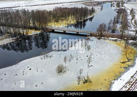 Mjölby, Svezia. 16 febbraio 2024. Aree inondate a Svartån, Hulterstad, appena a sud di Mjölby, Svezia, durante il venerdì pomeriggio. "La pioggia e la neve sciolta hanno provocato un elevato flusso fluviale nel fiume Svartån che potrebbe causare inondazioni in prossimità delle infrastrutture ferroviarie", scrive SMHI (Istituto Meteorologico e idrologico svedese) sul suo sito web. Crediti: Jeppe Gustafsson/Alamy Live News Foto Stock