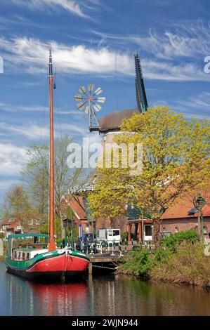 Idilliaco canale Moorland chiamato Fehnkanal nella Frisia Orientale, bassa Sassonia, Germania Foto Stock