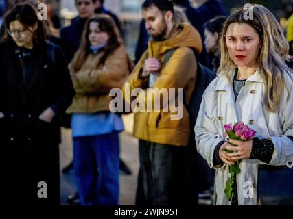 L'AIA - la gente si riunisce all'ambasciata russa a l'Aia per tenere una veglia per il defunto leader dell'opposizione Alexei Navalny. Navalny morì in carcere in Russia all'età di 47 anni. Il presidente Vladimir Putin ha perso uno dei suoi critici più schietti con la sua morte. ANP ROBIN UTRECHT netherlands Out - belgio Out crediti: ANP/Alamy Live News Foto Stock