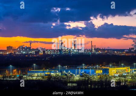 Skyline della zona siderurgica di Duisburg, ThyssenKrupp Steel Europe, Duisburg-Bruckhausen, tramonto, scenario industriale, NRW, Germania autostrada A42, Emsc Foto Stock