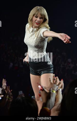 ATLANTA, GA - 18 aprile: Seven-Time vincitore di Grammy Taylor Swift (nato il 13 dicembre 1989) esegue il RED Tour presso il Philips Arena on April 18, 2013 in Atlanta, Georgia Persone: Taylor Swift Foto Stock