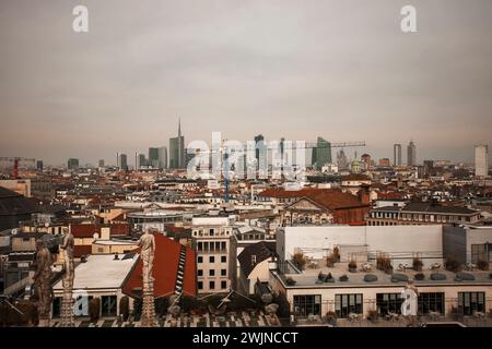 Foto scattata a Milano, in dettaglio grattacieli e tetti della città metropolitana Foto Stock