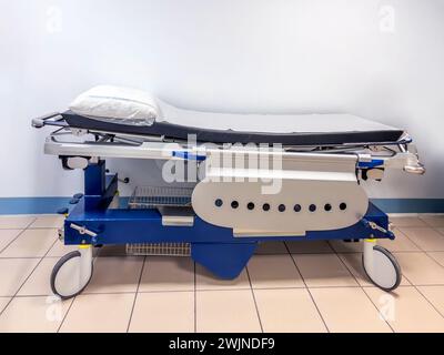 Letto di barella nel corridoio dell'ospedale corridoio corridoio corridoio di pronto soccorso Foto Stock