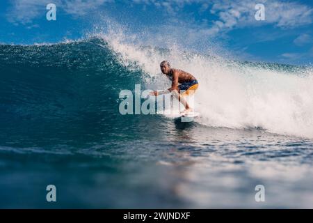 4 gennaio 2023. Bali, Indonesia. Uomo durante il surf. Giro in tavola da surf pro surfista in Barrel Wave. Foto Stock