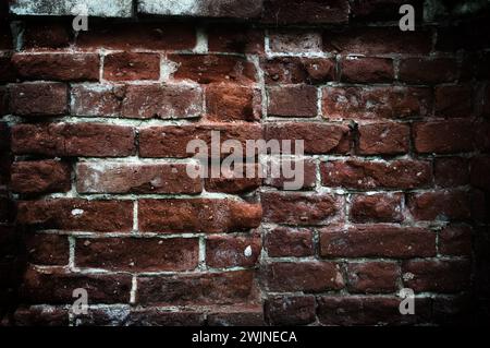 Frammento di chiesa rovinato. Muro della vecchia chiesa. Foto Stock