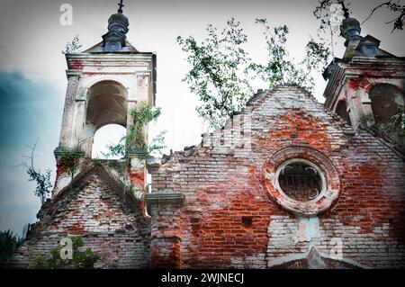 Frammento di un muro di mattoni della chiesa medievale di Smolensk come struttura o sfondo. Rzhev. Foto Stock