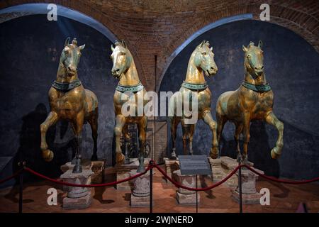 VENEZIA, 2 febbraio 2024: Cavalli di San Marco noti anche come Quadriga trionfale o cavalli dell'Ippodromo di Costantinopoli, è un bronzo Foto Stock