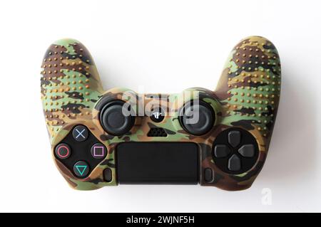 RZHEV, RUSSIA - 23 maggio 2021: Nuovo Sony Dualshock 4 per PlayStation 4 in una custodia mimetica su sfondo bianco. Console di gioco Sony PlayStation 4 of th Foto Stock