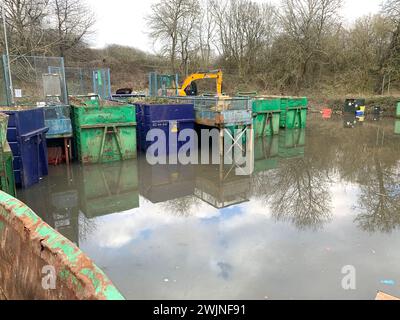 Amersham, Regno Unito. 16 febbraio 2024. Parte del Buckinghamshire Council Amersham Household Recycling Centre è attualmente allagata. Inondazioni insolite si stanno verificando ad Amersham e nell'area circostante. Anche se ci sono state molte piogge durante la prima parte del 2024, HS2 sta scavando nella falda acquifera di gesso nelle Chilterns e ci sono speculazioni sui social media che l'inondazione insolita potrebbe essere dovuta al tunnel ad alta velocità Rail 2. Crediti: Mauren McLean/Alamy Live News Foto Stock