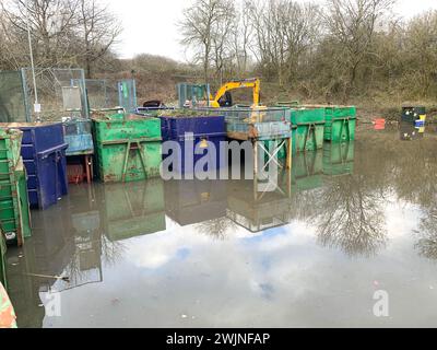 Amersham, Regno Unito. 16 febbraio 2024. Parte del Buckinghamshire Council Amersham Household Recycling Centre è attualmente allagata. Inondazioni insolite si stanno verificando ad Amersham e nell'area circostante. Anche se ci sono state molte piogge durante la prima parte del 2024, HS2 sta scavando nella falda acquifera di gesso nelle Chilterns e ci sono speculazioni sui social media che l'inondazione insolita potrebbe essere dovuta al tunnel ad alta velocità Rail 2. Crediti: Mauren McLean/Alamy Live News Foto Stock