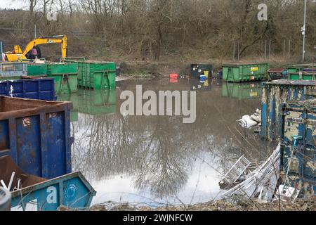 Amersham, Regno Unito. 16 febbraio 2024. Parte del Buckinghamshire Council Amersham Household Recycling Centre è attualmente allagata. Inondazioni insolite si stanno verificando ad Amersham e nell'area circostante. Anche se ci sono state molte piogge durante la prima parte del 2024, HS2 sta scavando nella falda acquifera di gesso nelle Chilterns e ci sono speculazioni sui social media che l'inondazione insolita potrebbe essere dovuta al tunnel ad alta velocità Rail 2. Crediti: Mauren McLean/Alamy Live News Foto Stock