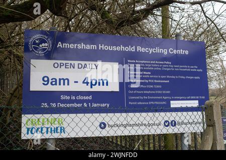 Amersham, Regno Unito. 16 febbraio 2024. Parte del Buckinghamshire Council Amersham Household Recycling Centre è attualmente allagata. Inondazioni insolite si stanno verificando ad Amersham e nell'area circostante. Anche se ci sono state molte piogge durante la prima parte del 2024, HS2 sta scavando nella falda acquifera di gesso nelle Chilterns e ci sono speculazioni sui social media che l'inondazione insolita potrebbe essere dovuta al tunnel ad alta velocità Rail 2. Crediti: Mauren McLean/Alamy Live News Foto Stock