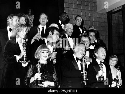 I vincitori degli Oscar nel dicembre 1975 all'apertura di un nuovo edificio per l'Academy of Motion Picture Arts e. scienze a Los Angeles con da sinistra in alto JACK LEMMON SHELLEY WINTERS KARL MALDEN SIDNEY POITIER e BEN JOHNSON FILA CENTRALE EVA MARIE SAINT WALTER MATTHAU ZENZERO ROGERS (OSCURATO) LAURENCE OLIVIER ROD STEIGER MAXIMILIAN SCHELL E PETER USTINOV (OSCURATO) prima fila CLAIRE TREVOR HAROLD RUSSELL CON BOTTONI ROSSI e JOANNE WOODWARD Foto Stock