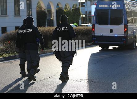 Vicenza, vi, Italia - 20 gennaio 2024: Polizia italiana in equipaggiamento antisommossa per le strade della città Foto Stock