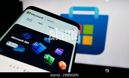 Telefono cellulare con pagina Web della piattaforma di distribuzione digitale Microsoft Store davanti al logo aziendale. Mettere a fuoco in alto a sinistra sul display del telefono. Foto Stock