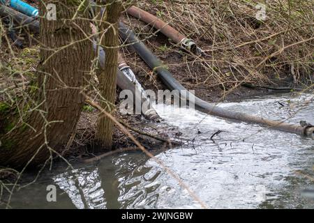 Amersham, Regno Unito. 16 febbraio 2024. L'acqua del Tamigi si sta scaricando nel fiume Misbourne, un prezioso ruscello di gesso, ad Amersham presso i carri armati di Amersham Balancing nel Buckinghamshire. Il Tamigi Water Event Duration monitor rimane fuori uso, tuttavia ci sono prove evidenti di funghi fognari nel fiume e di un odore di fognatura. Il fiume Misbourne è un torrente di gesso che scorre dalla sua sorgente appena a nord di Great Missenden attraverso diverse città del Buckinghamshire. I corsi d'acqua di gesso sono habitat rari a livello globale. Crediti: Mauren McLean/Alamy Live News Foto Stock